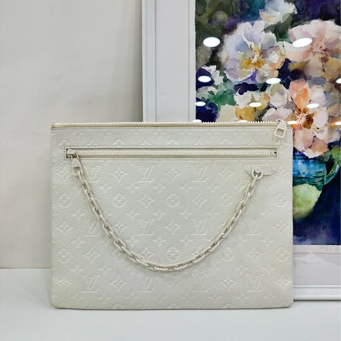 LV路易威登聯名 X VIRGI·奶油白壓紋霧面鏈條限量手包。尺寸34×26。