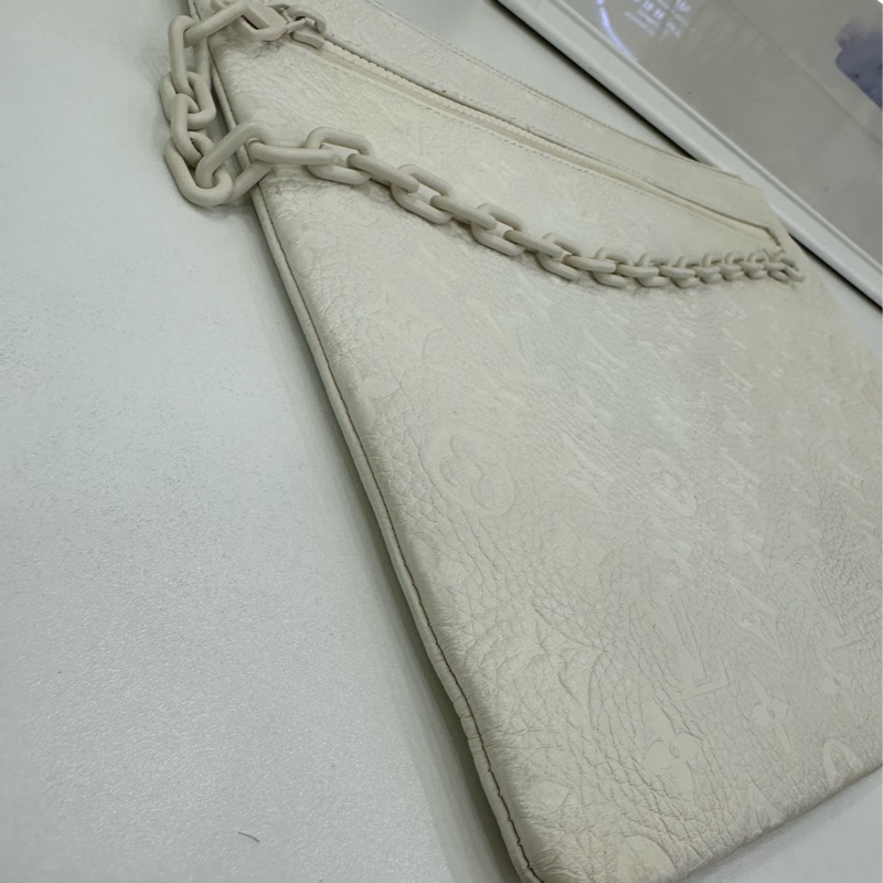 LV路易威登聯名 X VIRGI·奶油白壓紋霧面鏈條限量手包。尺寸34×26。-3