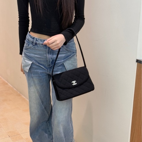 Chanel 97A 稀有 黑銀中古布面kelly 4開 約23cm 配件：身份卡