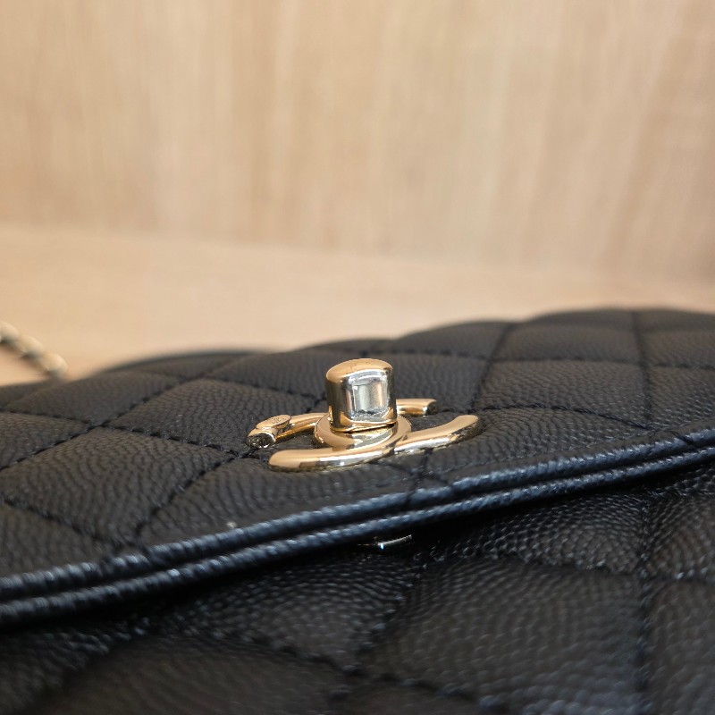 [夯貨經典款,現省3.5萬🥰] Chanel香奈兒 黑荔枝皮淡金釦CoCo Handle手提肩斜背包-21