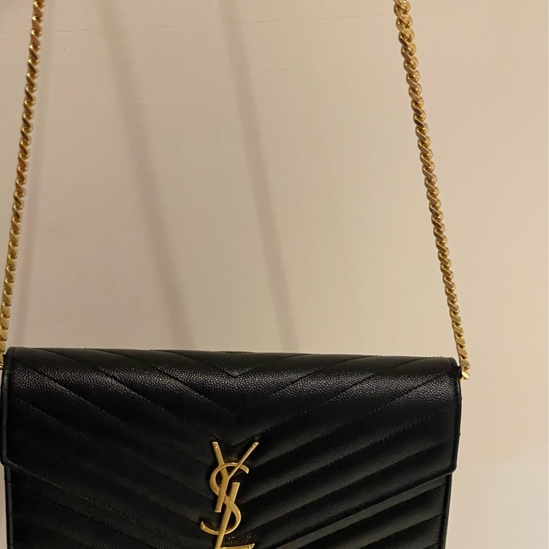 限時一週特價 YSL 22.5cm 九成新MONOGRAM V字縫線魚子醬牛皮金屬LOGO金鍊斜肩/手拿包 （黑）-BOW01-0