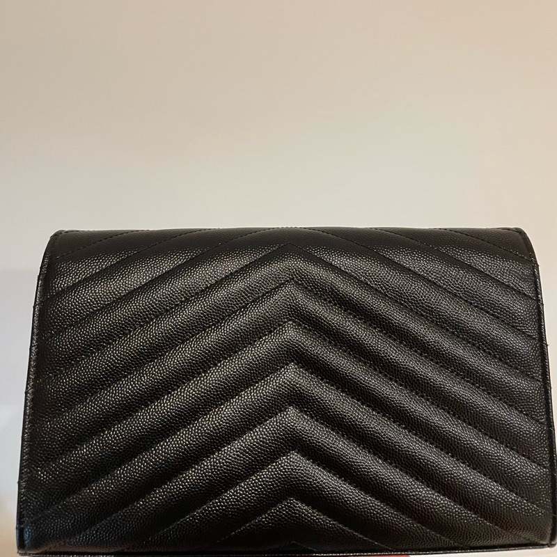 限時一週特價 YSL 22.5cm 九成新MONOGRAM V字縫線魚子醬牛皮金屬LOGO金鍊斜肩/手拿包 （黑）-BOW01-2