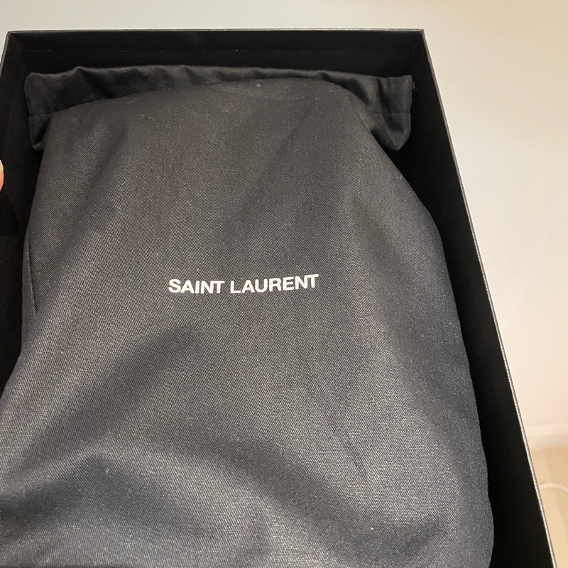 限時一週特價 YSL 22.5cm 九成新MONOGRAM V字縫線魚子醬牛皮金屬LOGO金鍊斜肩/手拿包 （黑）-BOW01-6