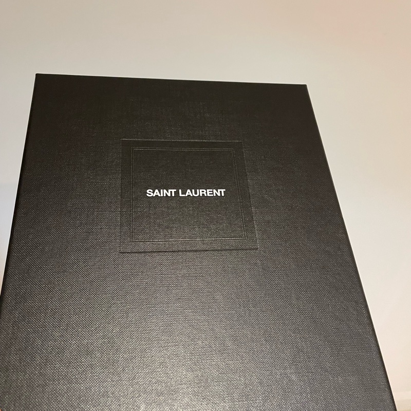 限時一週特價 YSL 22.5cm 九成新MONOGRAM V字縫線魚子醬牛皮金屬LOGO金鍊斜肩/手拿包 （黑）-BOW01-10