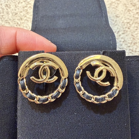 CHANEL皮革淡金耳環