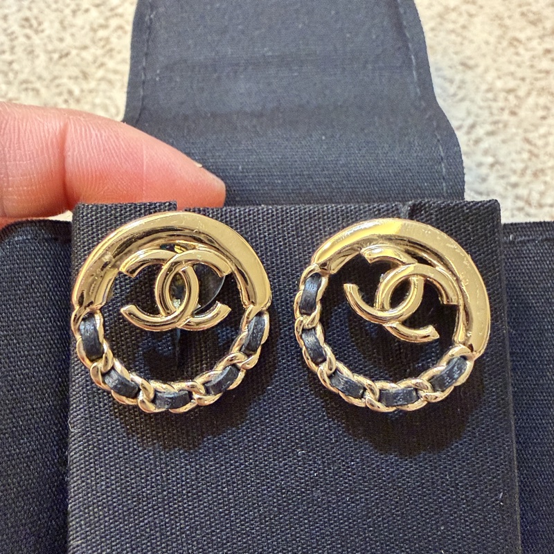 CHANEL皮革淡金耳環-0