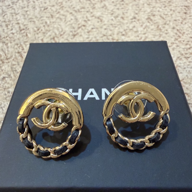 CHANEL皮革淡金耳環-1