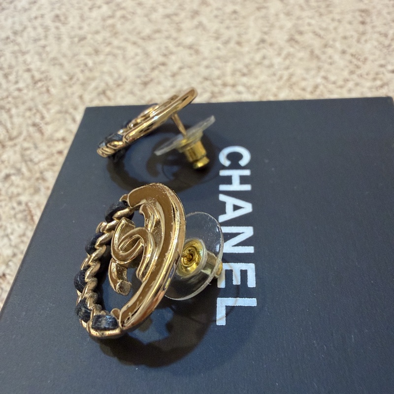 CHANEL皮革淡金耳環-2