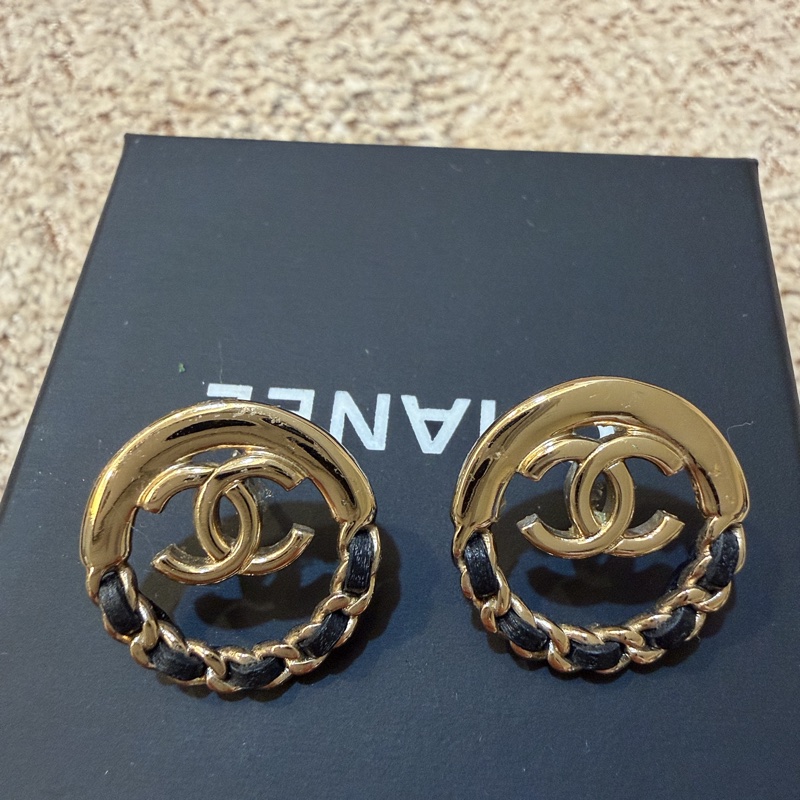 CHANEL皮革淡金耳環-7