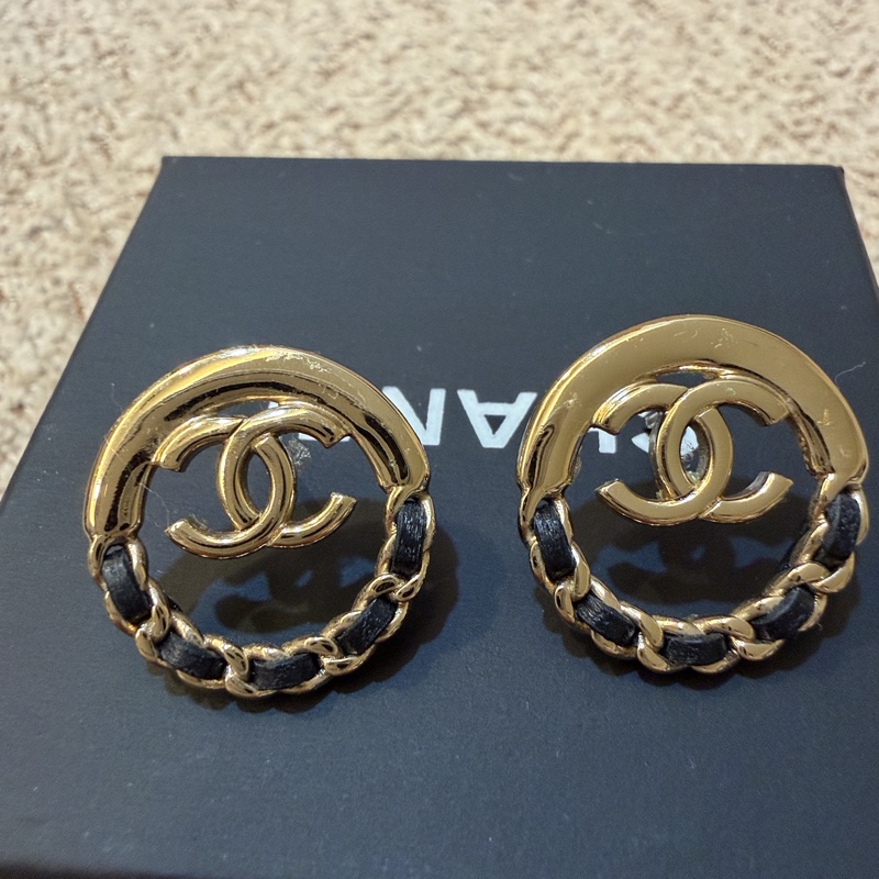 CHANEL皮革淡金耳環-8
