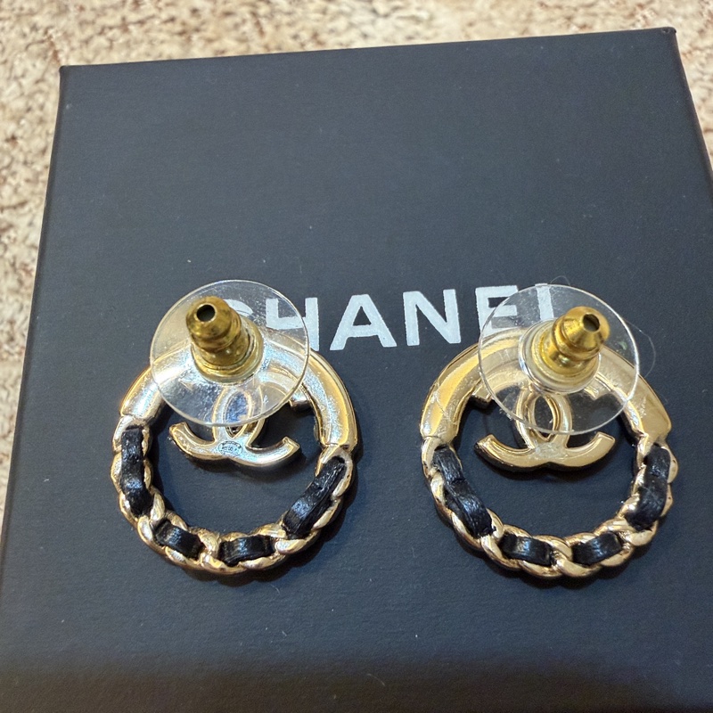 CHANEL皮革淡金耳環-10