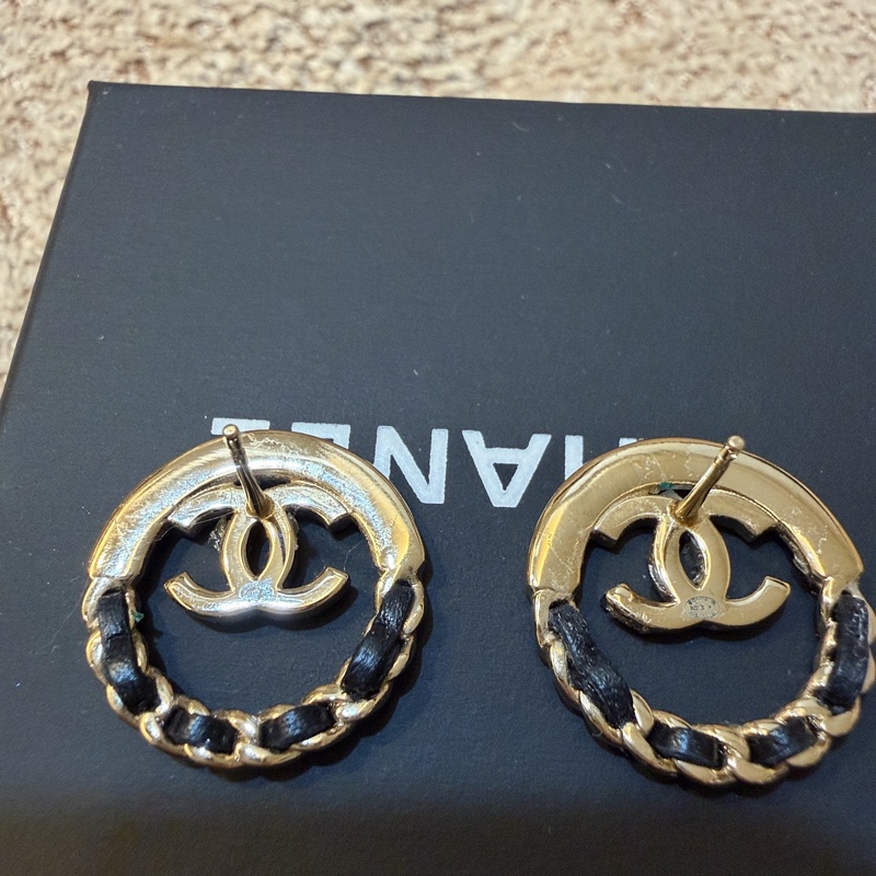 CHANEL皮革淡金耳環-12