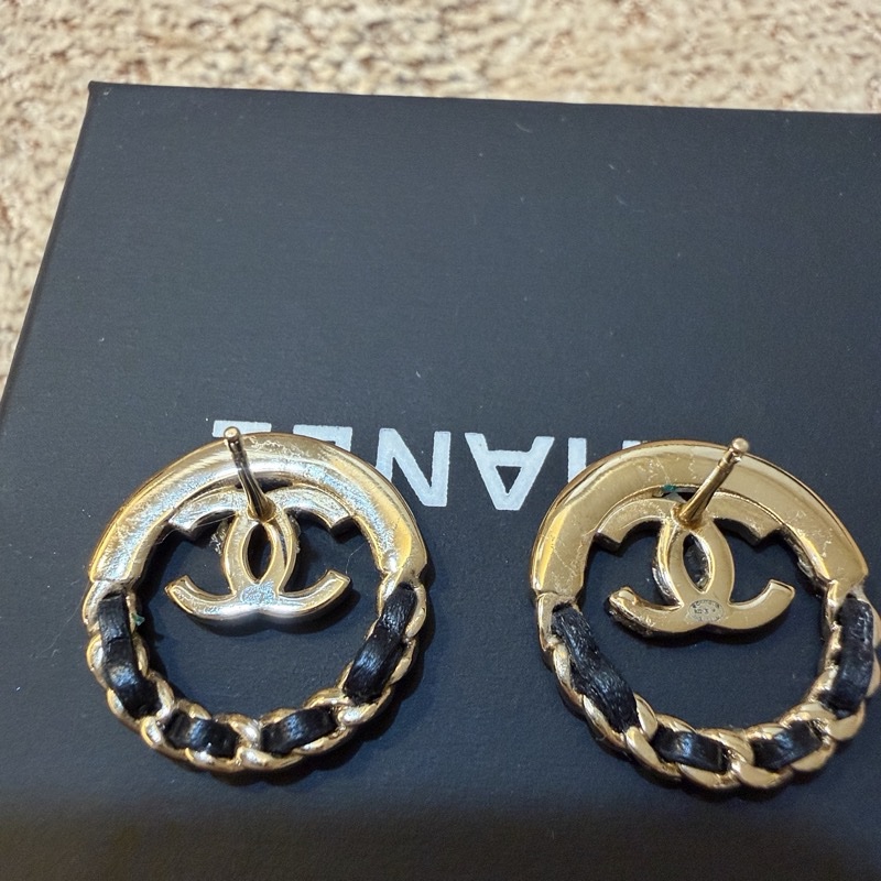 CHANEL皮革淡金耳環-13