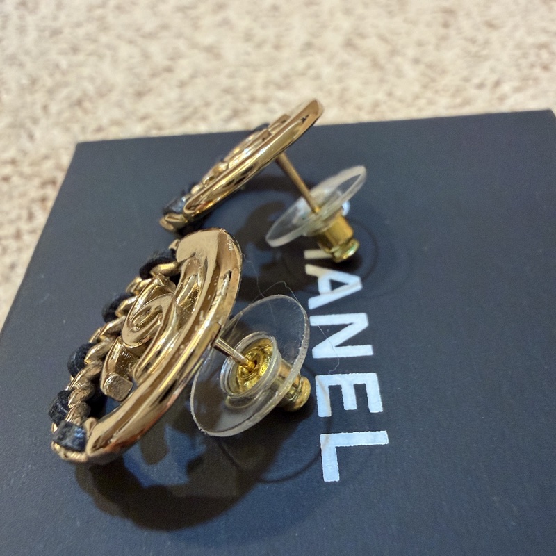 CHANEL皮革淡金耳環-15