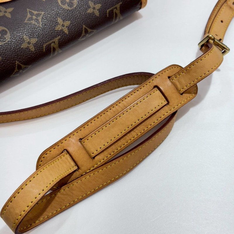 LV 斜背包/側背包/法棍包/馬鞍包  M42250 85成新-15