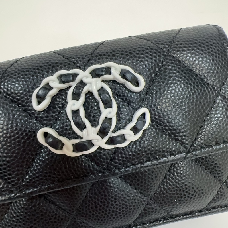 Chanel黑白熊貓logo荔枝牛皮mini三折短夾-6