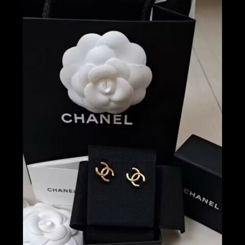 Chanel 全新 雙C秀美金色耳環