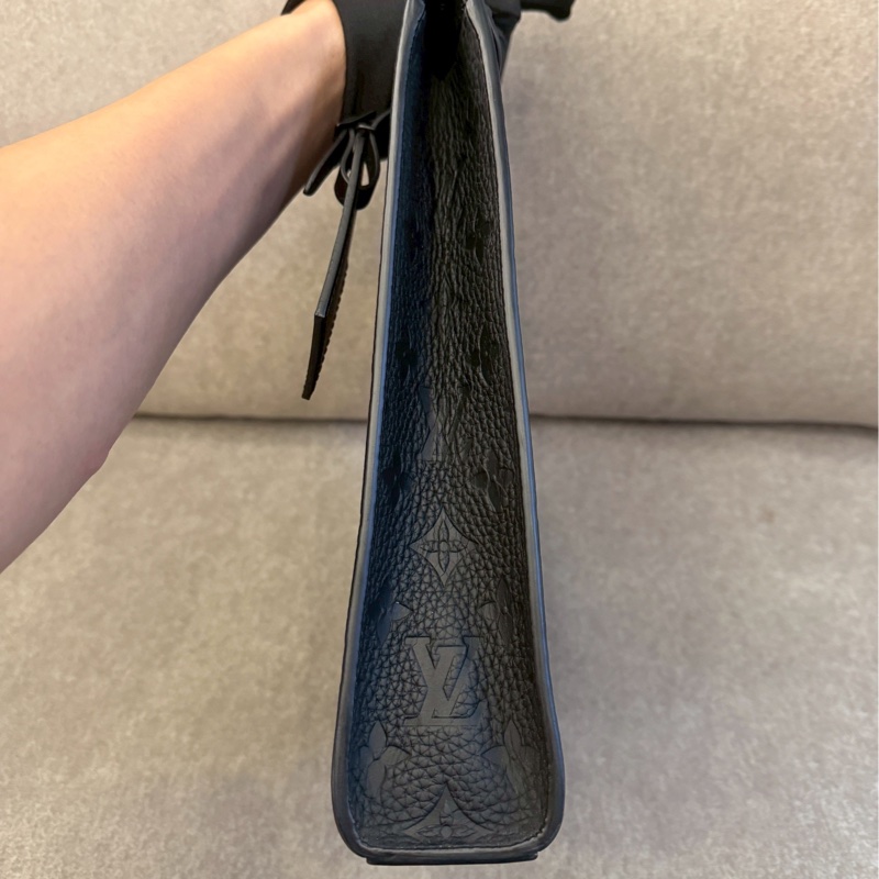 LV黑壓紋琴譜包-3