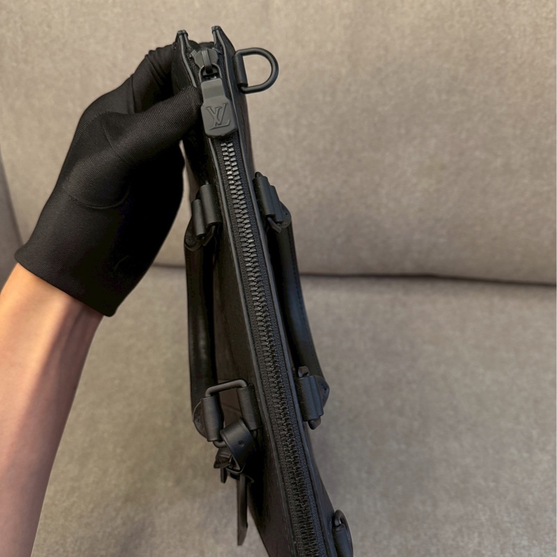 LV黑壓紋琴譜包-5