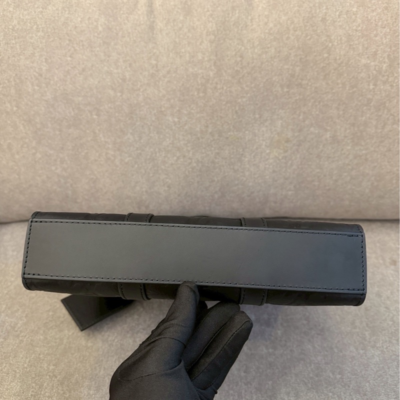 LV黑壓紋琴譜包-7