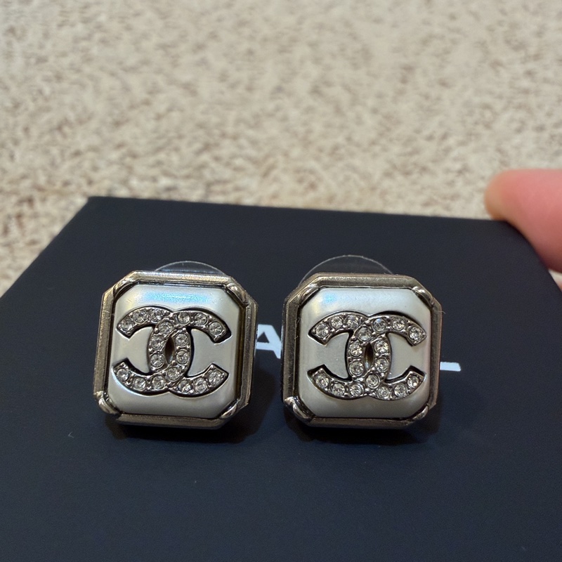CHANEL銀色水鑽耳環-1