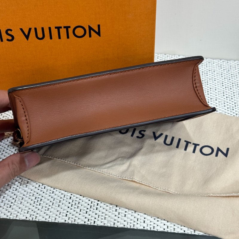 LV DAUPHINE 帆布鏈帶斜背包-4