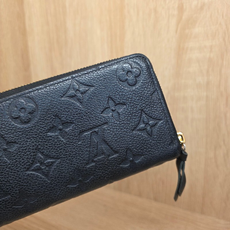 [超甜價出😍專櫃4折] LV黑牛皮壓紋金釦Clemence拉鏈長夾-1