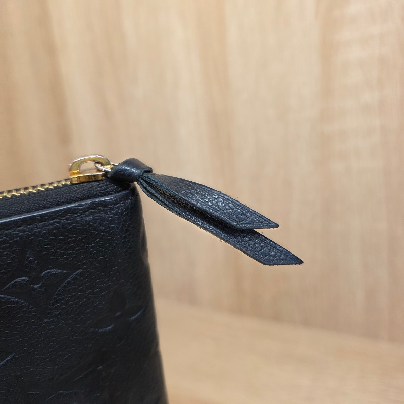 [超甜價出😍專櫃4折] LV黑牛皮壓紋金釦Clemence拉鏈長夾-5