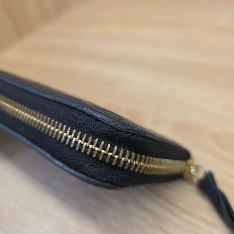 [超甜價出😍專櫃4折] LV黑牛皮壓紋金釦Clemence拉鏈長夾-11