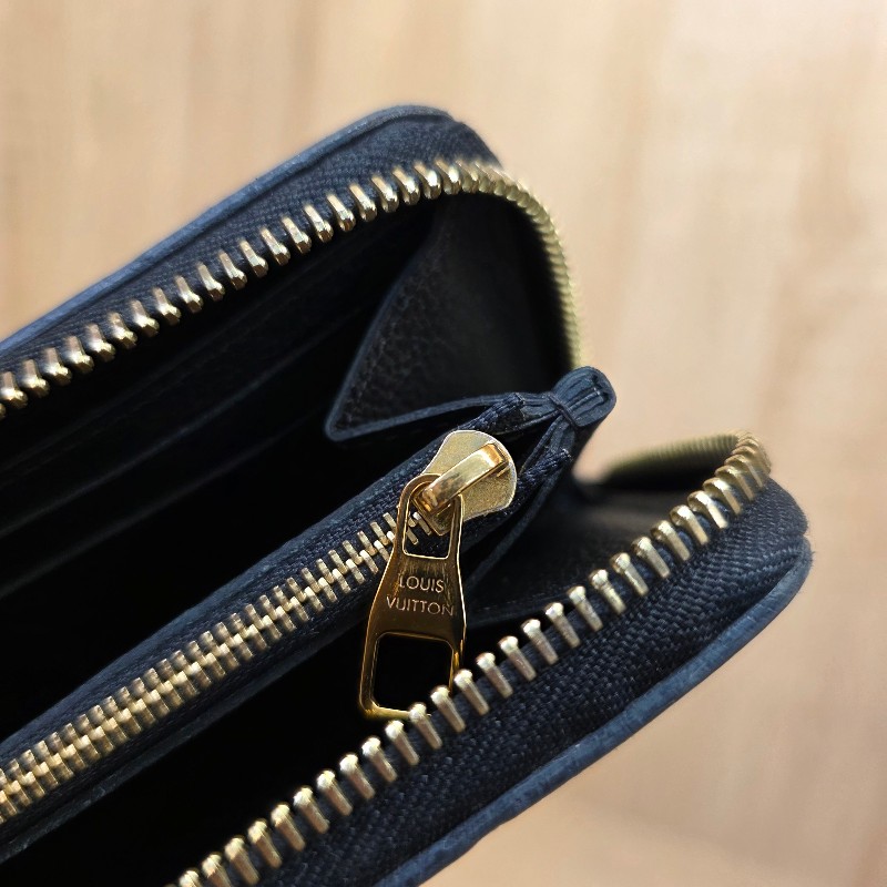 [超甜價出😍專櫃4折] LV黑牛皮壓紋金釦Clemence拉鏈長夾-13