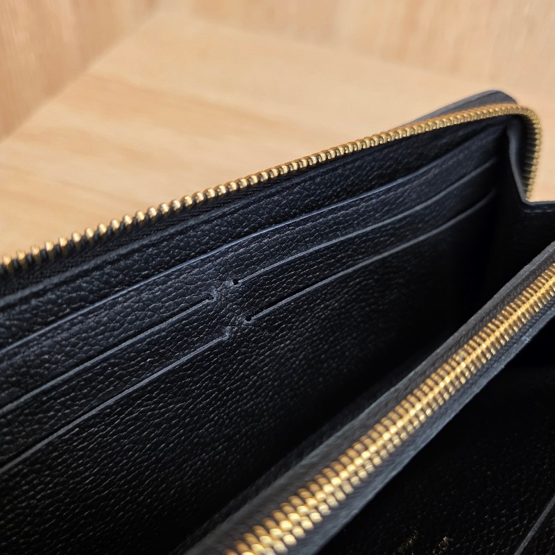 [超甜價出😍專櫃4折] LV黑牛皮壓紋金釦Clemence拉鏈長夾-16