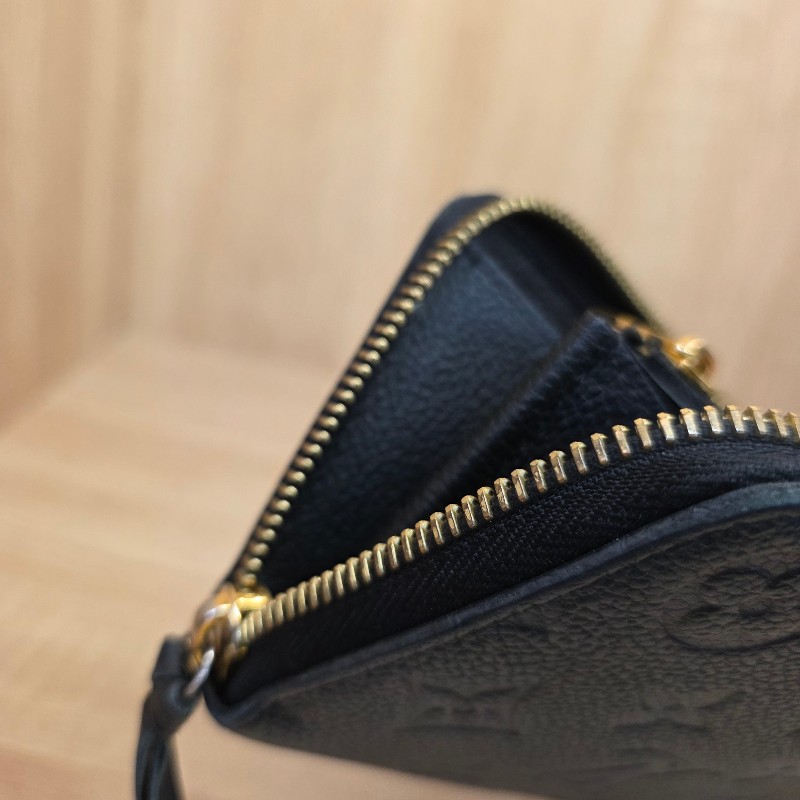 [超甜價出😍專櫃4折] LV黑牛皮壓紋金釦Clemence拉鏈長夾-19