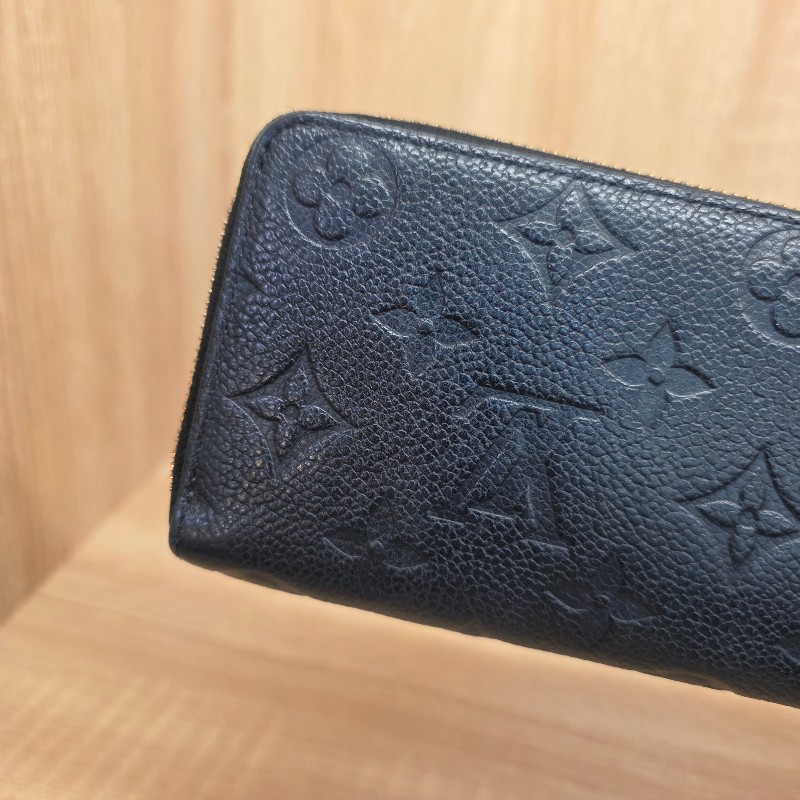 [超甜價出😍專櫃4折] LV黑牛皮壓紋金釦Clemence拉鏈長夾-20