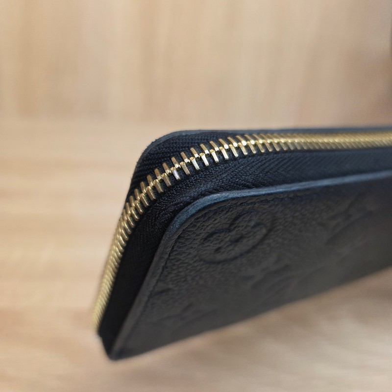 [超甜價出😍專櫃4折] LV黑牛皮壓紋金釦Clemence拉鏈長夾-21