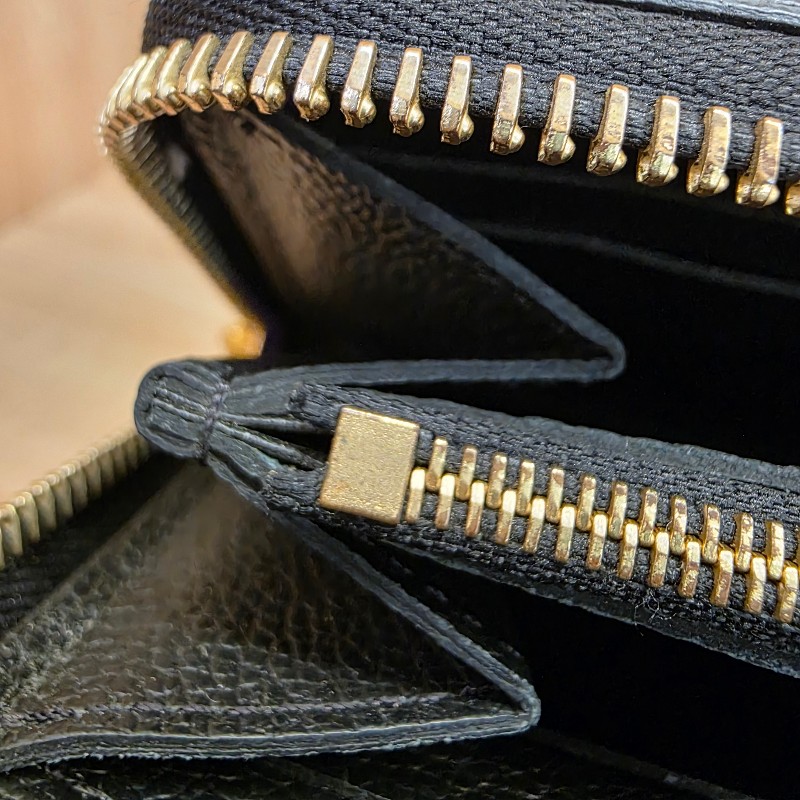[超甜價出😍專櫃4折] LV黑牛皮壓紋金釦Clemence拉鏈長夾-24