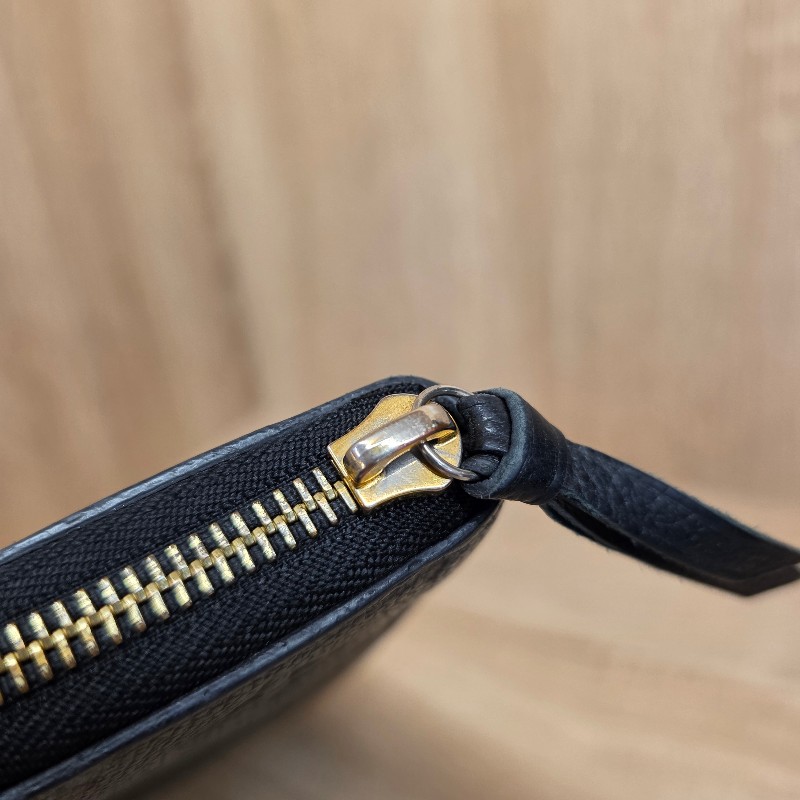 [超甜價出😍專櫃4折] LV黑牛皮壓紋金釦Clemence拉鏈長夾-25