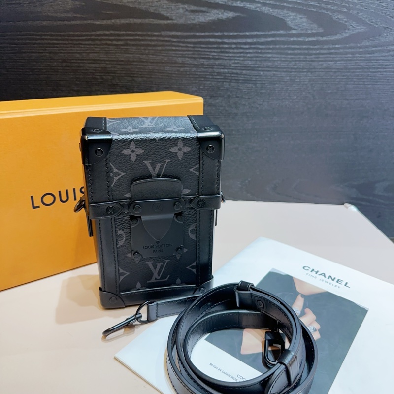 LV 黑灰原花黑釦S-Lock直立式斜背包-0