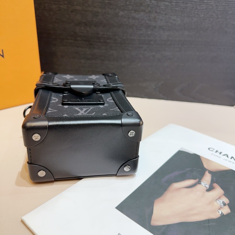 LV 黑灰原花黑釦S-Lock直立式斜背包-2