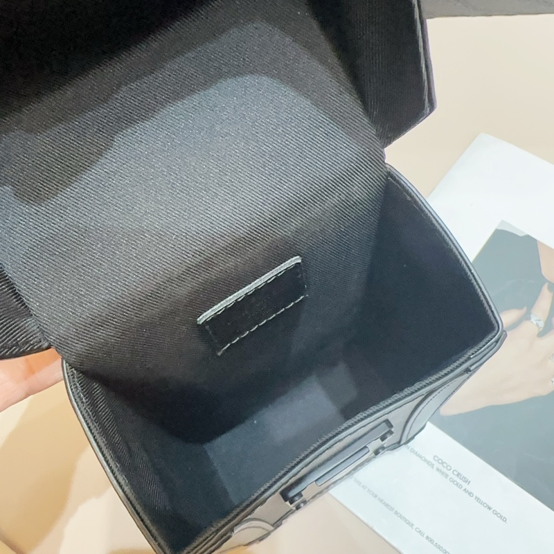 LV 黑灰原花黑釦S-Lock直立式斜背包-3