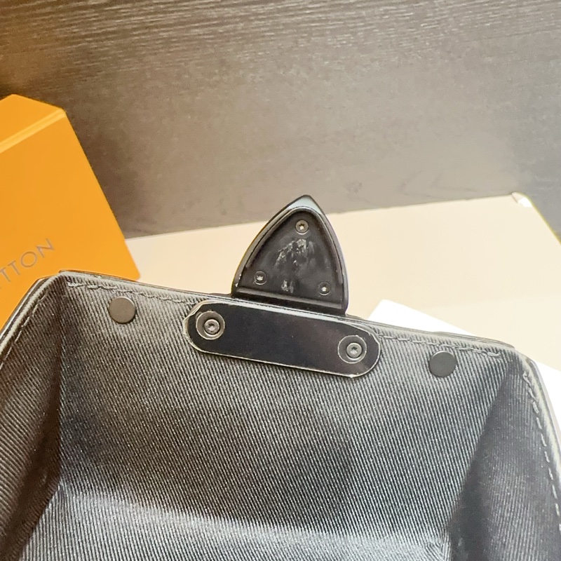 LV 黑灰原花黑釦S-Lock直立式斜背包-5