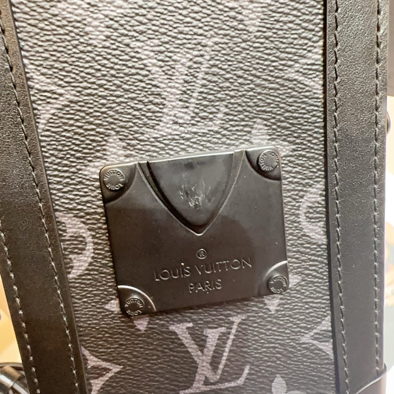 LV 黑灰原花黑釦S-Lock直立式斜背包-7