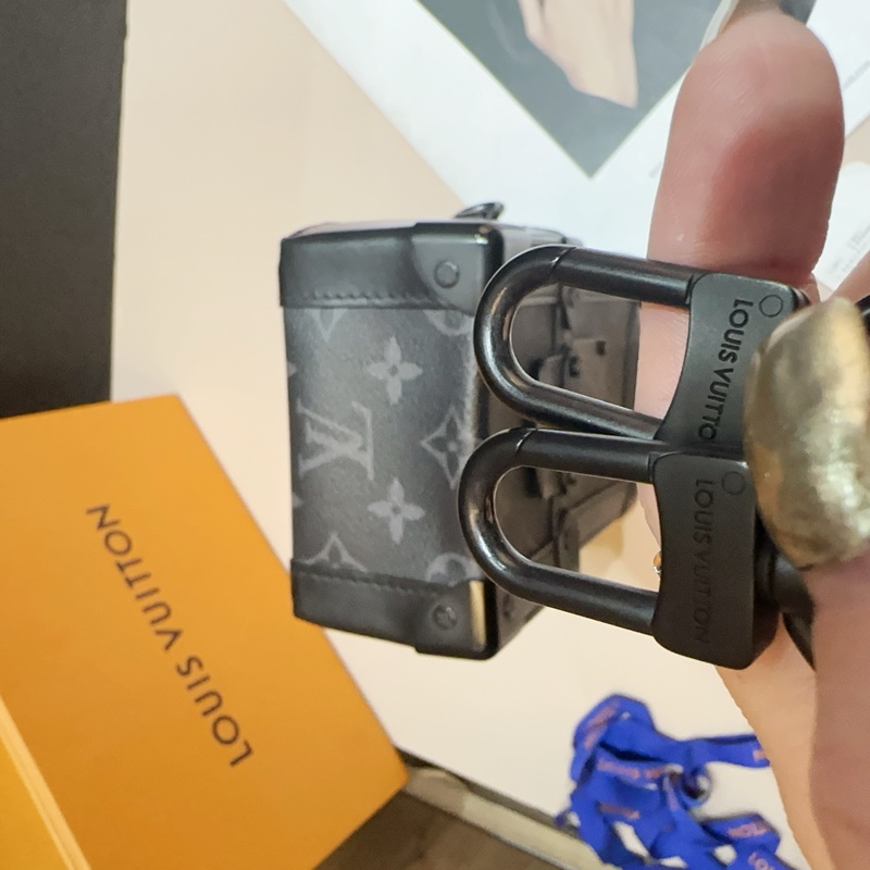 LV 黑灰原花黑釦S-Lock直立式斜背包-9