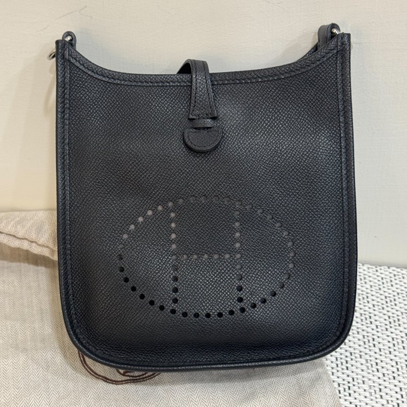 HERMÈS Mini Evelyne 綠色荔枝紋小牛皮鏤空洞H斜背包-1