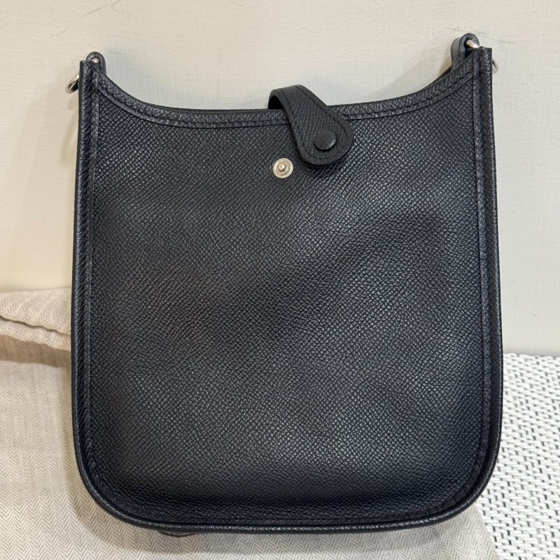 HERMÈS Mini Evelyne 綠色荔枝紋小牛皮鏤空洞H斜背包-2