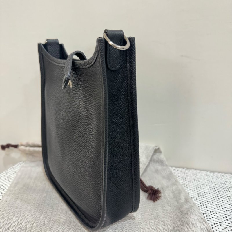 HERMÈS Mini Evelyne 綠色荔枝紋小牛皮鏤空洞H斜背包-3