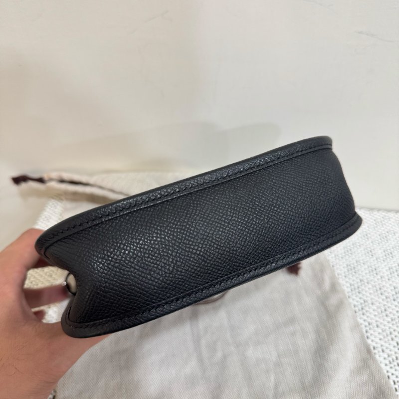 HERMÈS Mini Evelyne 綠色荔枝紋小牛皮鏤空洞H斜背包-5