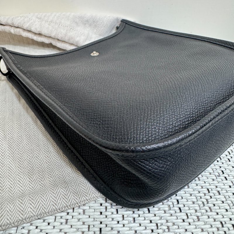 HERMÈS Mini Evelyne 綠色荔枝紋小牛皮鏤空洞H斜背包-7