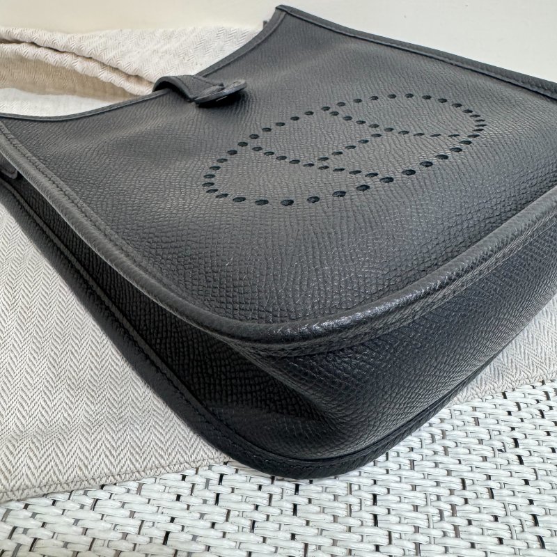 HERMÈS Mini Evelyne 綠色荔枝紋小牛皮鏤空洞H斜背包-9