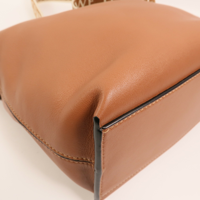 LOEWE 牛皮皮革Small Cubi Crossbody Bag銀扣鏈帶肩背袋-10