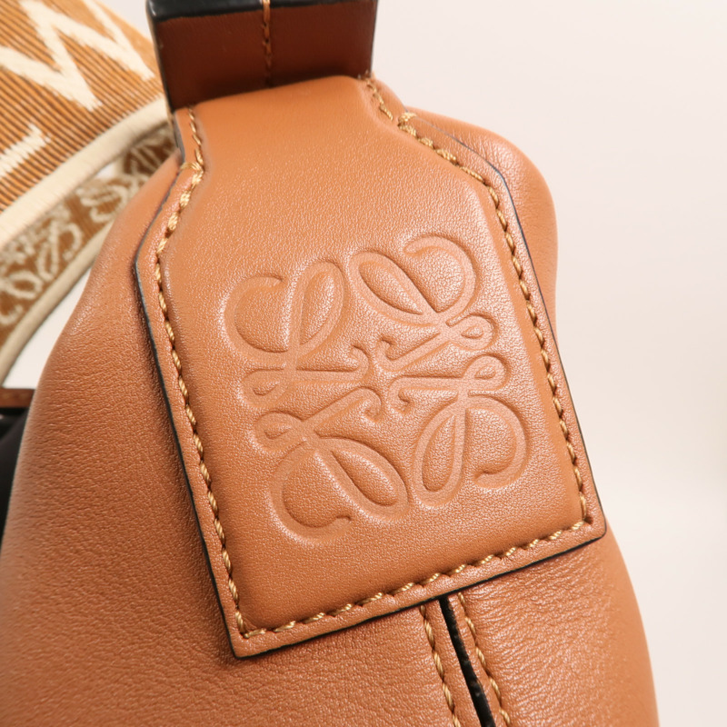 LOEWE 牛皮皮革Small Cubi Crossbody Bag銀扣鏈帶肩背袋-13